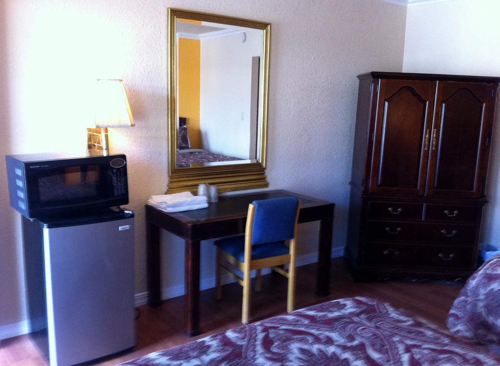 Holiday Motel - Fresno Room photo